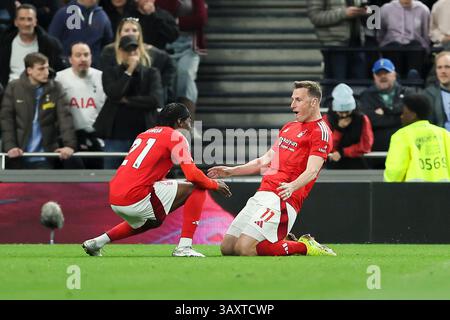 Tottenham Hotspur Stadium, London, Großbritannien. April 2025. Premier League Football, Tottenham Hotspur gegen Nottingham Forest; Chris Wood aus Nottingham Forest feiert mit Anthony Elanga aus Nottingham Forest das 2. Tor des Spiels in der 16. Minute 0-2 Stockfoto
