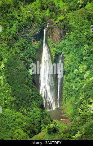 Die Manawaiopuna Falls wurden von einem Freilufthubschrauber vor der Küste von Na Pali in Kauai fotografiert, der durch den ursprünglichen Jurassic Park Film berühmt wurde. Stockfoto