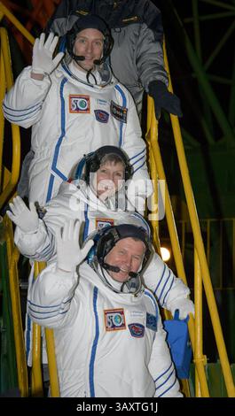 17. November 2016 - Baikonur, Kasachstan - Expedition 50 Besatzungsmitglieder ESA-Astronaut THOMAS PESQUET, TOP, NASA-Astronaut PEGGY WHITSON, Middle, und der russische Kosmonaut OLEG NOVITSKIY von Roscosmos verabschieden sich, bevor sie an Bord ihres Sojus MS-03-Raumschiffs gehen. Das Trio startet vom Kosmodrom Baikonur in Kasachstan um 15:20 Uhr EST am 17. November (18. November, kasachische Zeit). Alle drei verbringen ungefähr sechs Monate auf dem Orbitalkomplex. (Kreditbild: © Bill Ingalls/NASA/ZUMAPRESS.com) Stockfoto