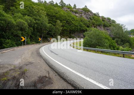 Schilder in einer engen Straßenkurve Stockfoto