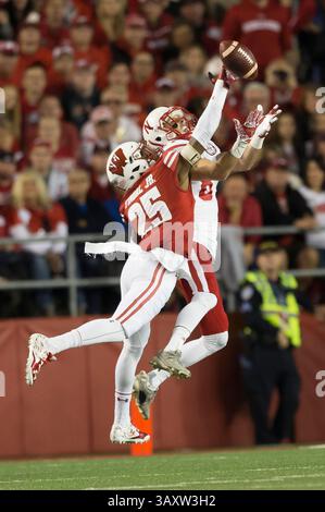 29. Oktober 2016: Derrick Tindal #25 bricht im Camp Randall Stadium in Madison, WI, einen Pass während des NCAA Football-Spiels zwischen den Nebraska Cornhuskers und den Wisconsin Badgers. Wisconsin besiegte Nebraska in der Überstunden von 23:17. John Fisher/CSM(Credit Image: &Copy; John Fisher/CSM via ZUMA Wire) Stockfoto