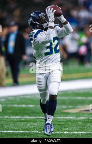 30. Oktober 2016: Die Seattle Seahawks laufen zurück Christine Michael (32) vor dem Spiel zwischen den New Orleans Saints und den Seattle Seahawks im Mercedes-Benz Superdome in New Orleans, LA. New Orleans Saints besiegen die Seattle Seahawks mit 25:20. Stephen Lew/CSM(Credit Image: &Copy; Stephen Lew/CSM via ZUMA Wire) Stockfoto