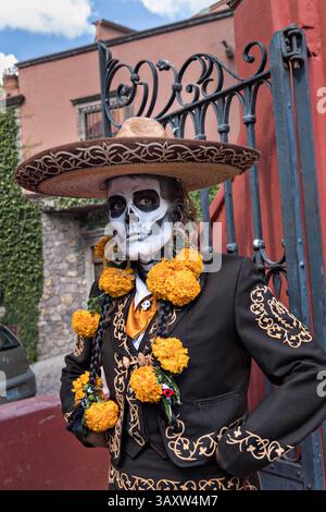 30. Oktober 2016 – San Miguel de Allende, Guanajuato, Mexiko – Eine Frau, die als Mariachi-Skelett gekleidet war, während der Festparade des „Day of the Dead“ im Parque Juarez am 30. Oktober 2016 in San Miguel de Allende, Guanajuato, Mexiko. Die einwöchige Feier ist eine Zeit, in der Mexikaner die Toten auf der Erde willkommen heißen, um das Leben zu feiern. (Bild: © Richard Ellis Via ZUMA Wire) Stockfoto