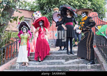 30. Oktober 2016 – San Miguel de Allende, Guanajuato, Mexiko – Frauen, die als La Calavera Catrina gekleidet sind, während der Festparade der Künstler im Parque Juarez am 30. Oktober 2016 in San Miguel de Allende, Guanajuato, Mexiko. Die einwöchige Feier ist eine Zeit, in der Mexikaner die Toten auf der Erde willkommen heißen, um das Leben zu feiern. (Bild: © Richard Ellis Via ZUMA Wire) Stockfoto