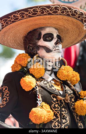 30. Oktober 2016 – San Miguel de Allende, Guanajuato, Mexiko – Eine Frau, die als Mariachi-Skelett gekleidet war, während der Festparade des „Day of the Dead“ im Parque Juarez am 30. Oktober 2016 in San Miguel de Allende, Guanajuato, Mexiko. Die einwöchige Feier ist eine Zeit, in der Mexikaner die Toten auf der Erde willkommen heißen, um das Leben zu feiern. (Bild: © Richard Ellis Via ZUMA Wire) Stockfoto