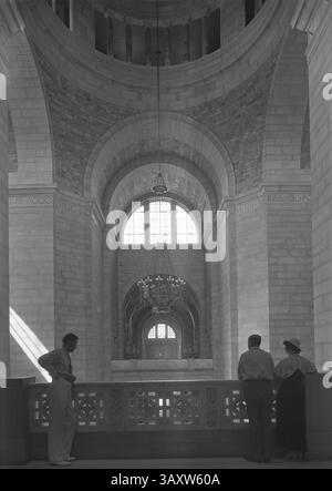 Drei Menschen im Schatten auf dem Balkon von Rotunda, State Capitol Building, Lincoln, Nebraska, USA, von Samuel H. Gottscho, Juni 1934 (Foto: © Circa Images/JT Vintage via ZUMA Press Wire) Stockfoto