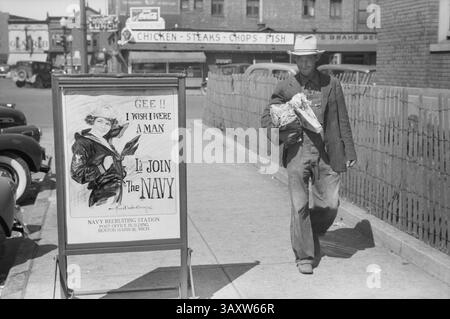22. August 2011 – Wanderarbeiter gehen durch das Rekrutierungsplakat der U.S. Navy, Benton Harbor, Michigan, USA, John Vachon für die Farm Security Administration, Juli 1940 (Credit Image: © Circa Images/Glasshouse Via ZUMA Wire) Stockfoto