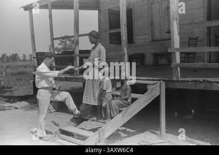 Juli 11, 2016 - Public Health Doctor Giving Pächter Family Medicine for Malaria, nahe Columbia, South Carolina, USA, Marion Post Wolcott for Farm Security Administration, Juni 1939 (Credit Image: © Circa Images/Glasshouse via ZUMA Wire) Stockfoto