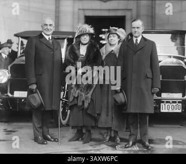 Designierter Präsident Warren G. Harding, Ehefrau Florence Harding, Grace Coolidge, designierter Vizepräsident Calvin Coolidge, Portrait kommt zur Amtseinführung an, Washington DC, USA, National Photo Company, 3. März, 1921 (Credit Image: © Circa Images/JT Vintage via ZUMA Press Wire) Stockfoto