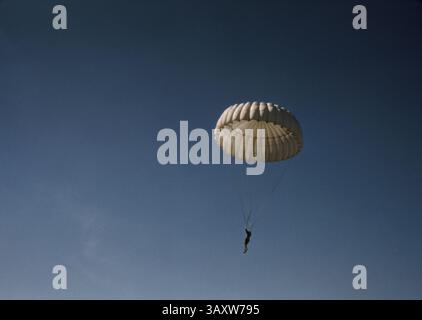 September 2016 – Marine Fallschirmspringen, Parris Island, South Carolina, USA, Alfred T. Palmer for Office of war Information, Mai 1942 (Foto: © Circa Images/Glasshouse Via ZUMA Wire) Stockfoto