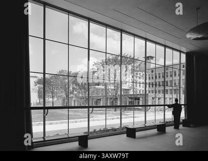 Mann, der durch ein großes Fenster im Acoustics Foyer, Bell Telephone Laboratories, Murray Hill, New Jersey, USA, schaut Sammlung Gottscho-Schleisner, Mai 1942 (Foto: © Circa Images/JT Vintage via ZUMA Press Wire) Stockfoto