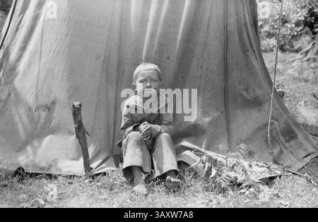 September 2016 – Migrantenkind vor dem Zelt, Berrien County, Michigan, USA, John Vachon für die Farm Security Administration Juli 1940 (Kreditbild: © Circa Images/Glasshouse Via ZUMA Wire) Stockfoto