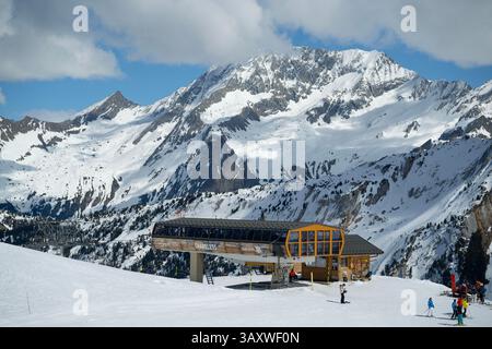 Allgemeine Sicht auf das Skigebiet Courchevel in Frankreich. Der Chapelets Sessellift in Courchevel, Moriond. Stockfoto