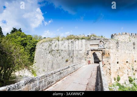 Das Saint-Athanasios-Tor gilt als einer der Eingänge im südlichen Teil der Stadtmauer der Altstadt von Rhodos. Stockfoto