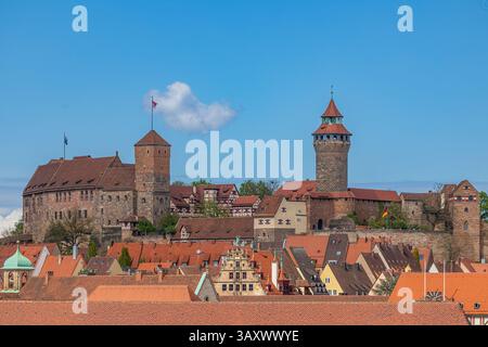 Nürnberger Stadtblick, 21.04.2025 Gesamtansicht der Kaiserburg in Nürnberg mit dem Sinwellturm, dem Palas und den angrenzenden Fachwerkbauten. Die mittelalterliche Burganlage erhebt sich über die Dächer der Altstadt und zählt zu den bekanntesten Wahrzeichen der Stadt. Nürnberger Altstadt - Saint Lorenz Bayern Deutschland *** Nürnberger Stadtansicht, 21 04 2025 Allgemeine Ansicht der Nürnberger Kaiserburg mit dem Sinwell-Turm, den Palas und den angrenzenden Fachwerkbauten erhebt sich die mittelalterliche Burganlage über den Dächern der Altstadt und ist eines der berühmtesten Wahrzeichen der Stadt Stockfoto
