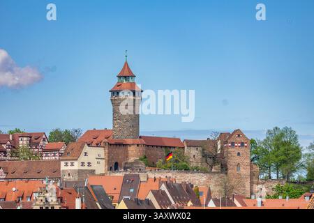 Nürnberger Stadtblick, 21.04.2025 Blick auf den Sinwellturm der Kaiserburg in Nürnberg. Der markante Rundturm mit seinem roten Zeltdach ist eines der bekanntesten Wahrzeichen der Stadt. Im Vordergrund sind Dächer der Altstadt zu sehen, im Hintergrund historische Fachwerkbauten und Burgmauern. Nürnberg Altstadt - Saint Lorenz Bayern Deutschland *** Nürnberger Stadtansicht, 21 04 2025 Blick auf den Sinwell-Turm der Kaiserburg in Nürnberg der markante Rundturm mit seinem roten Zeltdach ist eines der bekanntesten Wahrzeichen der Stadt die Dächer der Altstadt sind im Vordergrund zu sehen, mit Histo Stockfoto