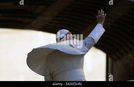 12. Oktober 2016 - Vatikanstadt Staat (Heiliger Stuhl) - PAPST FRANZISKUS während seiner Generalaudienz am mittwoch auf dem Petersplatz im Vatikan. (Foto: © Evandro Inetti Via ZUMA Wire) Stockfoto