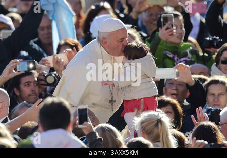 12. Oktober 2016 - Vatikanstadt Staat (Heiliger Stuhl) - PAPST FRANZISKUS während seiner Generalaudienz am mittwoch auf dem Petersplatz im Vatikan. (Foto: © Evandro Inetti Via ZUMA Wire) Stockfoto
