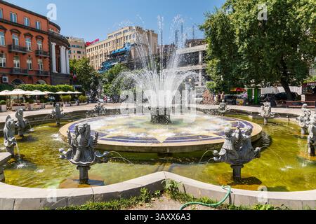Armenien. Jerewan. August 2018. Brunnen am Charles Aznavour Square. Stockfoto