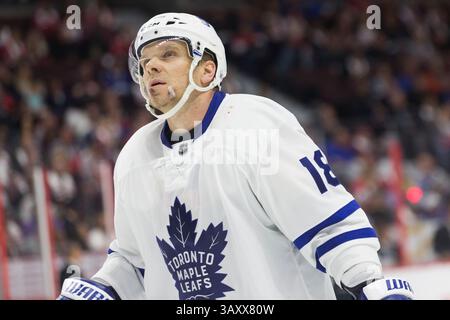 12. Oktober 2016: Toronto Maple führt Milan Michalek (18) während des NHL-Spiels zwischen Toronto Maple Leafs und Ottawa Senators im Canadian Tire Centre in Ottawa, ON, Kanada. Ottawa Senators gewann das Spiel in den Überstunden mit 5:4. Daniel Lea/CSM(Kreditbild: &Copy; Daniel Lea/CSM via ZUMA Wire) Stockfoto