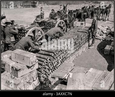 The Battle of the Somme, Juli-November 1916 Gunners der New Zealand Field Artillery, die einen Limber mit Munition in der Nähe von Albert verladen, September 1916. Datum September 1916 (1. Weltkrieg) Bild zeigt Soldaten und Pferde mit Artillerieguss während der Schlacht an der Somme im Ersten Weltkrieg. Die Schlacht an der Somme fand vom 1. Juli bis 18. November 1916 in Nordfrankreich statt. Es war eine gemeinsame Operation britischer und französischer Truppen gegen das Deutsche Reich. Die Schlacht zielte auf einen entscheidenden Sieg über die Deutschen an der Westfront ab. Ernest Brooks (1878–1958) Stockfoto