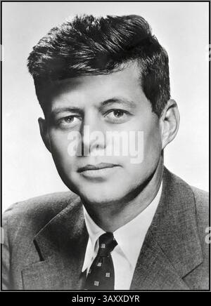 John F. Kennedy, Senator von JFK 1950 im Jahr 1952, Date 1952 America USA im Jahr 1952, war John F. Kennedy eine aufstrebende politische Persönlichkeit, nachdem er kürzlich die Nominierung der Demokraten für den US-Senat in Massachusetts erhalten hatte. Ein bemerkenswertes Porträt aus dieser Zeit, aufgenommen vom Fotografen Louis Fabian Bachrach Jr., zeigt Kennedy in einem klassischen Schwarz-weiß-Kopffoto. Dieses Bild wurde während seines Wahlkampfes weit verbreitet und wurde später zu einer seiner berühmtesten Fotografien, die nach seiner Wahl im Jahre 1960 sogar als offizielles Präsidentenporträt diente.​ Stockfoto