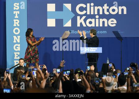 4. Oktober 2016 – Charlotte, NC, USA – North Carolina Attorney General Roy Cooper stellt am Dienstag, 4. Oktober 2016, First Lady Michelle Obama im Charlotte Convention Center vor. (Bild: © John D. Simmons/TNS via ZUMA Wire) Stockfoto