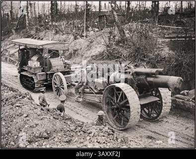 WW1 britische Armee in Frankreich : die Westfront in Frankreich Eine Howitzer-Kanone, die in Frankreich an die Front geht erster Weltkrieg {1914-1918} Stockfoto