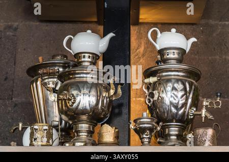August 2018. Armenien. Jerewan. Samovars und Teekannen in einem Schaufenster. Stockfoto