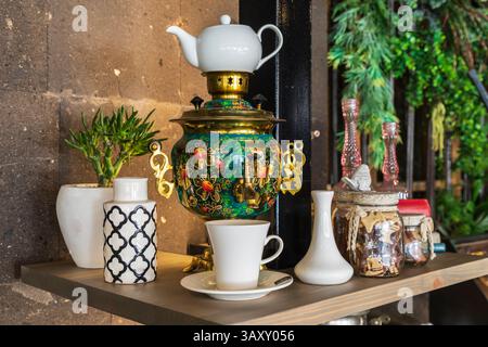 August 2018. Armenien. Jerewan. Samovars und Teekannen in einem Schaufenster. Stockfoto