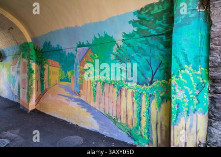 August 2018. Armenien. Jerewan. Wandgemälde an der Wand eines Durchgangs. Stockfoto