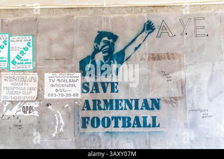 August 2018. Armenien. Jerewan. Graffiti mit dem Spruch: "Rettet den armenischen Fußball." Stockfoto