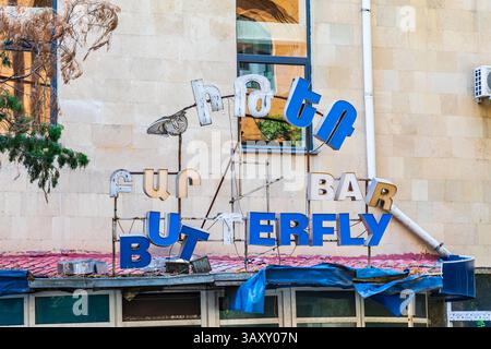 August 2018. Armenien. Jerewan. Kaputtes Schild in der Butterfly Bar. Stockfoto