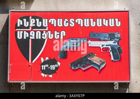 August 2018. Armenien. Jerewan. Werbetafeln für Handfeuerwaffen zum Verkauf. Stockfoto