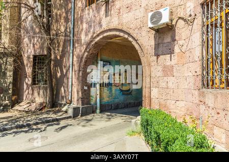August 2018. Armenien. Jerewan. Wandgemälde in der Gasse. Stockfoto