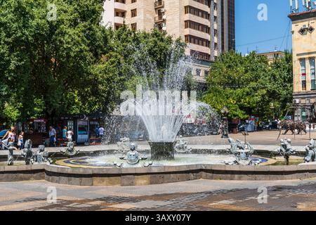 August 2018. Armenien. Jerewan. Brunnen am Charles Aznavour Square. Stockfoto