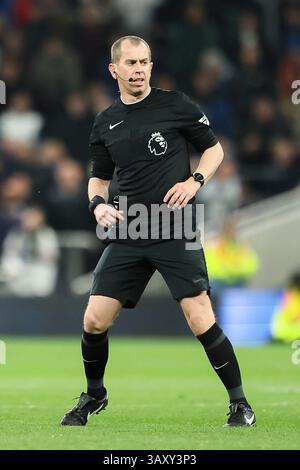 Tottenham Hotspur Stadium, London, Großbritannien. April 2025. Premier League Football, Tottenham Hotspur gegen Nottingham Forest; Schiedsrichter Peter Bankes Credit: Action Plus Sports/Alamy Live News Stockfoto