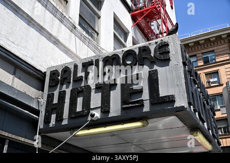 LOS ANGELES, KALIFORNIEN - 7. April 2025: Baltimore Hotel Markise Schild in der Innenstadt an der Los Angeles Street und 5th Street in Skid Row. Stockfoto