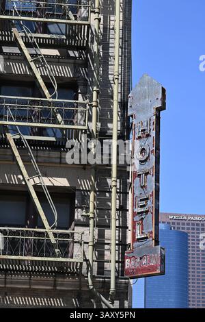 LOS ANGELES, KALIFORNIEN - 7. APR 2025: Ein Schild mit dem „Distress Hotel Barclay“ auf dem historischen Wahrzeichen in der Innenstadt von Los Angeles. Stockfoto