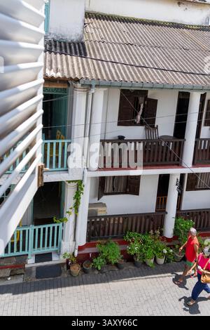 Galle Sri Lanka - 14. September 2024; mehrstöckige Wohnung mit Veranden und Touristen, die auf der Straße unten vorbeifahren, von einem hohen Standpunkt aus. Stockfoto
