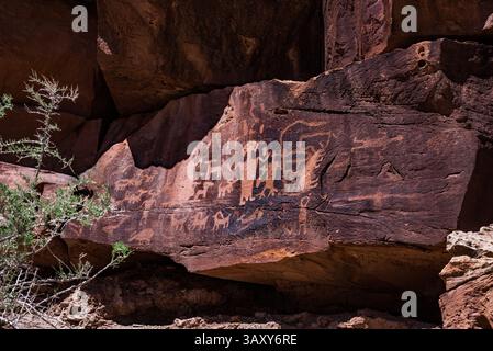 Bilder von alten Petroglyphen und Piktographen im Nine Mile Canyon. Die Felskunst geht auf 700 Jahre zurück. 'Die größte Kunstgalerie der Welt'. Stockfoto