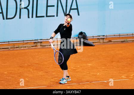 Madrid, Spanien. April 2025. Laura Siegemund (GER)) Tennis : Siegemund während der Einzel-Qualifikation 1. Runde Spiel gegen die WTA Tour 1000 Turniere Mutua Madrid Open Tennis Turnier bei der Caja Magica in Madrid, Spanien. Quelle: Mutsu Kawamori/AFLO/Alamy Live News Stockfoto