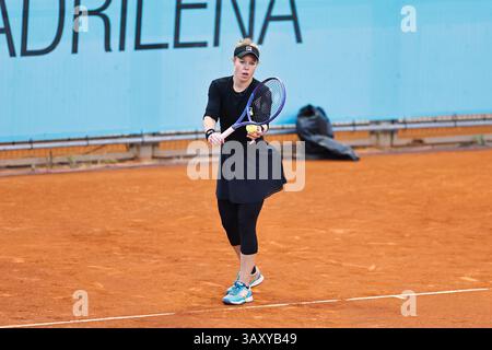 Madrid, Spanien. April 2025. Laura Siegemund (GER)) Tennis : Siegemund während der Einzel-Qualifikation 1. Runde Spiel gegen die WTA Tour 1000 Turniere Mutua Madrid Open Tennis Turnier bei der Caja Magica in Madrid, Spanien. Quelle: Mutsu Kawamori/AFLO/Alamy Live News Stockfoto
