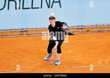 Madrid, Spanien. April 2025. Laura Siegemund (GER)) Tennis : Siegemund während der Einzel-Qualifikation 1. Runde Spiel gegen die WTA Tour 1000 Turniere Mutua Madrid Open Tennis Turnier bei der Caja Magica in Madrid, Spanien. Quelle: Mutsu Kawamori/AFLO/Alamy Live News Stockfoto