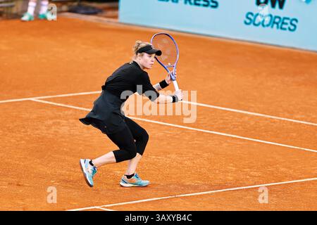 Madrid, Spanien. April 2025. Laura Siegemund (GER)) Tennis : Siegemund während der Einzel-Qualifikation 1. Runde Spiel gegen die WTA Tour 1000 Turniere Mutua Madrid Open Tennis Turnier bei der Caja Magica in Madrid, Spanien. Quelle: Mutsu Kawamori/AFLO/Alamy Live News Stockfoto