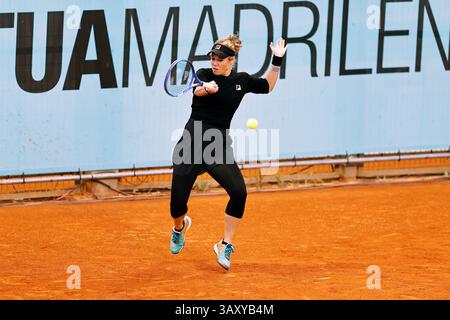Madrid, Spanien. April 2025. Laura Siegemund (GER)) Tennis : Siegemund während der Einzel-Qualifikation 1. Runde Spiel gegen die WTA Tour 1000 Turniere Mutua Madrid Open Tennis Turnier bei der Caja Magica in Madrid, Spanien. Quelle: Mutsu Kawamori/AFLO/Alamy Live News Stockfoto