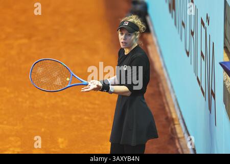 Madrid, Spanien. April 2025. Laura Siegemund (GER)) Tennis : Siegemund während der Einzel-Qualifikation 1. Runde Spiel gegen die WTA Tour 1000 Turniere Mutua Madrid Open Tennis Turnier bei der Caja Magica in Madrid, Spanien. Quelle: Mutsu Kawamori/AFLO/Alamy Live News Stockfoto