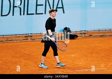 Madrid, Spanien. April 2025. Laura Siegemund (GER)) Tennis : Siegemund während der Einzel-Qualifikation 1. Runde Spiel gegen die WTA Tour 1000 Turniere Mutua Madrid Open Tennis Turnier bei der Caja Magica in Madrid, Spanien. Quelle: Mutsu Kawamori/AFLO/Alamy Live News Stockfoto