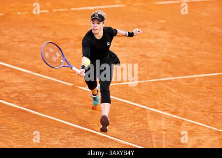 Madrid, Spanien. April 2025. Laura Siegemund (GER)) Tennis : Siegemund während der Einzel-Qualifikation 1. Runde Spiel gegen die WTA Tour 1000 Turniere Mutua Madrid Open Tennis Turnier bei der Caja Magica in Madrid, Spanien. Quelle: Mutsu Kawamori/AFLO/Alamy Live News Stockfoto