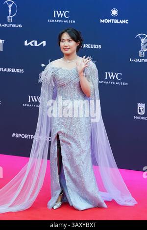 Madrid, Spanien. April 2025. Der chinesische paralympische Schwimmer Jiang Yuyan posiert auf dem roten Teppich vor der 26. Laureus World Sports Awards Gala am 21. April 2025 in Madrid. Quelle: Peng Ziyang/Xinhua/Alamy Live News Stockfoto